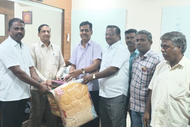 பணியாளர்களுக்கு ​பொங்கல் பரிசு​பொருள்