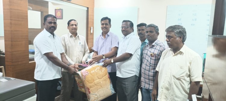 பணியாளர்களுக்கு ​பொங்கல் பரிசு​பொருள்